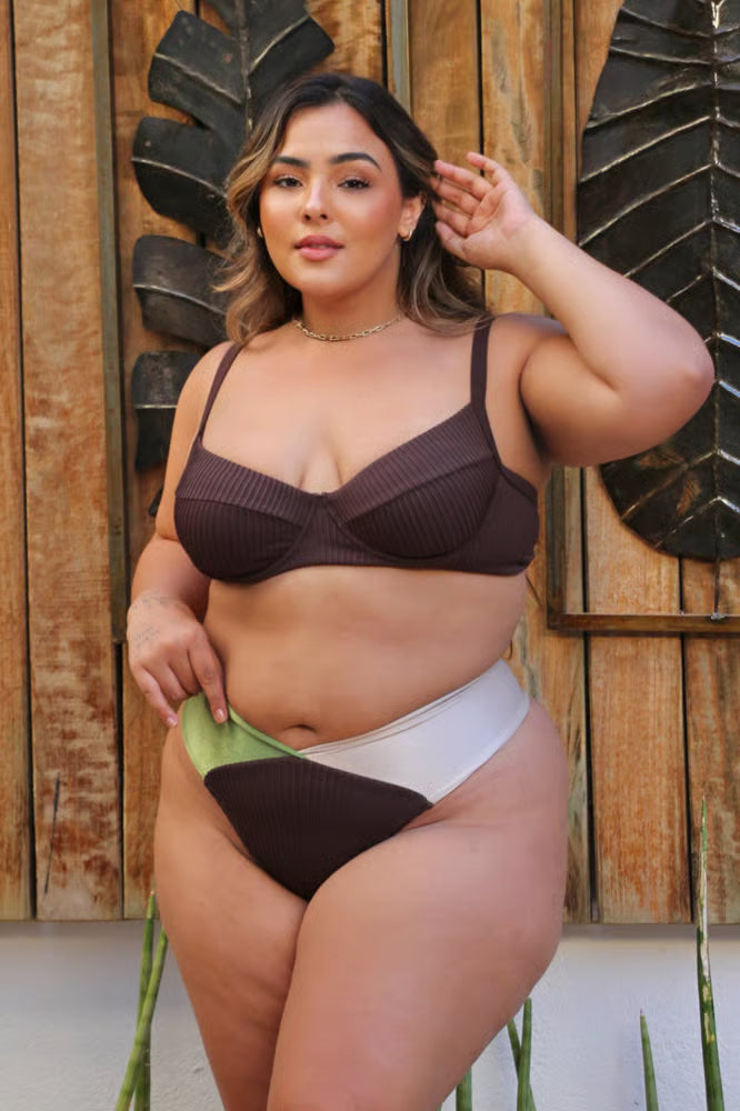 Biquíni Meia-Taça Marrom Texturizado e Calcinha Transpassada Plus Size