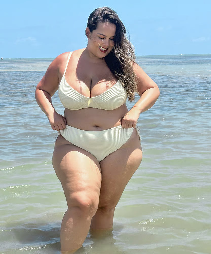 Biquíni Meia-Taça Plus Size Off White Texturizado