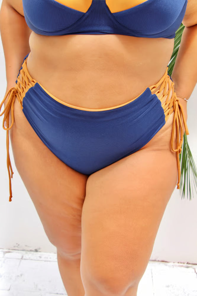 Calcinha De Biquíni Plus SIze Retrô Dupla Face Tiras Laterais Marinho/Marrom
