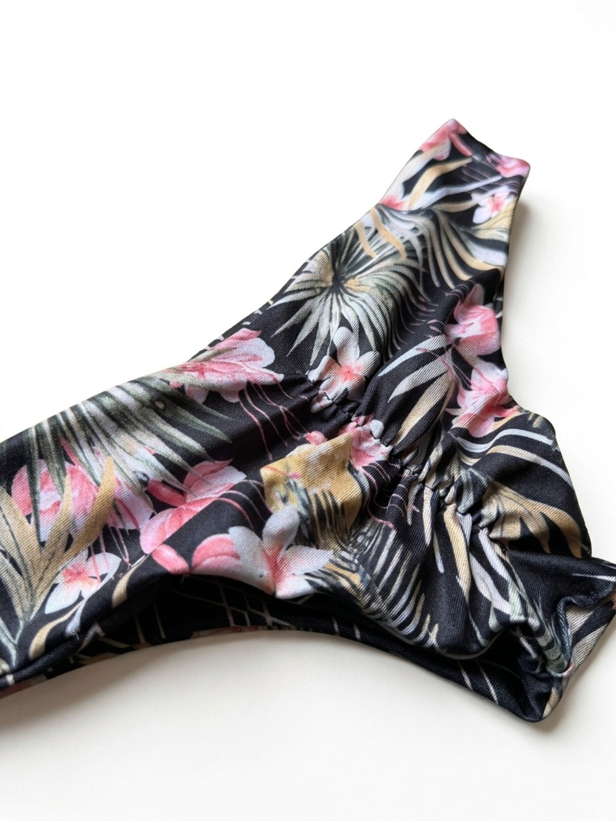 Calcinha De Biquíni Levanta Bumbum Dupla Face Fechada Floral Com Tribal