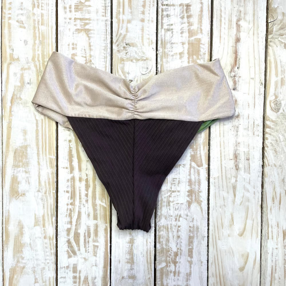 Calcinha Transpassada Plus Size Olive/ Bege e Marrom