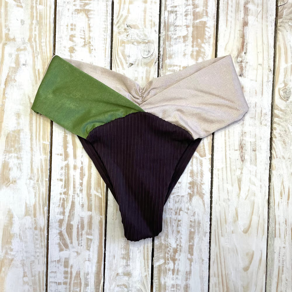 Calcinha Transpassada Plus Size Olive/ Bege e Marrom